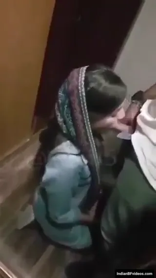 लिफ्ट में पाकिस्तानी लड़की लंड चूसती हुई देसी सेक्स पाकिस्तानी बीएफ वीडियो — screenshot 2