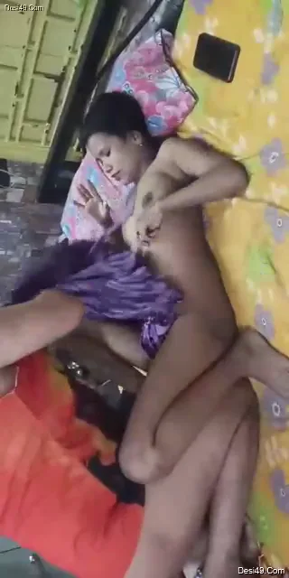 भोजपुरी गाने की ताल पर रंडी की चूत जोर जोर से बजाने वाला देसी सेक्स वीडियो — screenshot 1