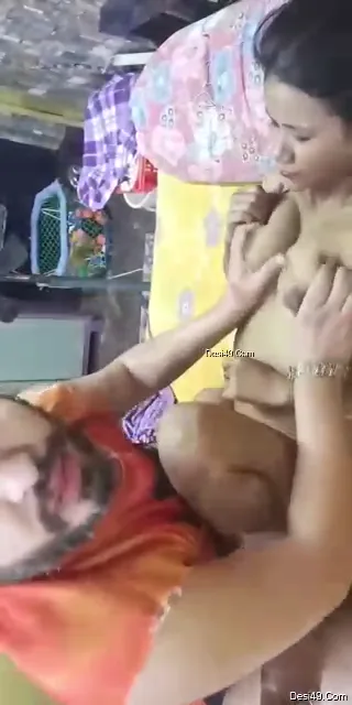 भोजपुरी गाने की ताल पर रंडी की चूत जोर जोर से बजाने वाला देसी सेक्स वीडियो — screenshot 3