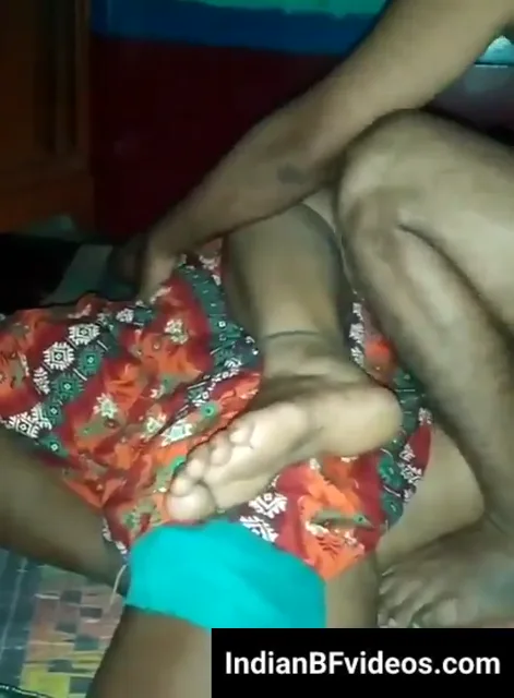 सास और बहु की एक साथ चुदाई करता गांव का ठरकी आदमी देसी सेक्स वीडियो — screenshot 3