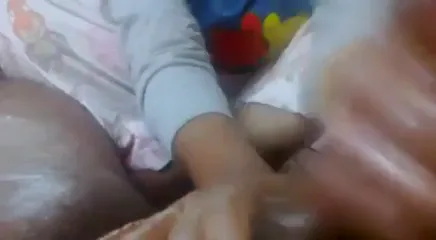बर्थ डे गिफ्ट में पत्नी ने पति के लंड की तेल मालिश की फिर देसी सेक्स चुदाई का मजा लिया हिंदी बीएफ वीडियो — screenshot 1