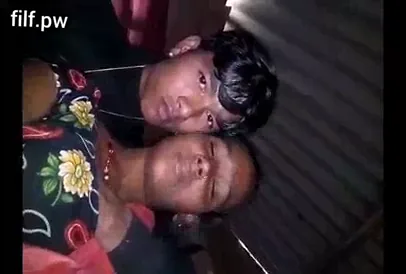 देहाती पड़ोसी औरत के चुचे दबाते हुए होंठ चूमता लड़का देसी चुदाई वीडियो — screenshot 1