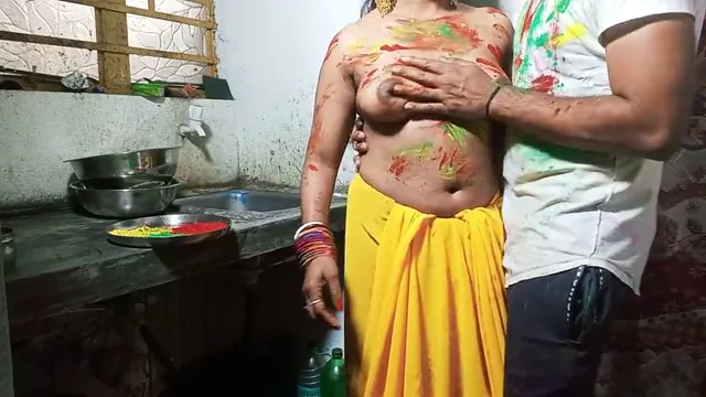 भाभी के ऊपर रंग लगा के देवर ने किचन में जोरदार चुदाई की होली खेली वीडियो — screenshot 4