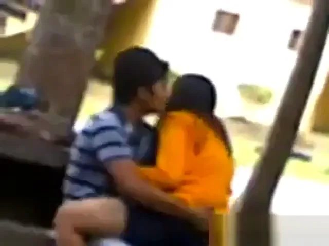 पार्क में छुपकर सेक्स करते लवर्स की गुप्त चुदाई देखें देसी MMS ब्लू फिल्म — screenshot 9