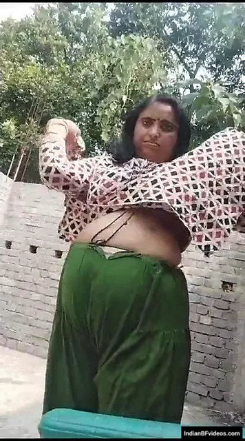 मोटी भाभी खुल्ले में बूब्स चूसती हुई अपनी चूत में उंगली डालती हुई देसी एमएमएस — screenshot 1