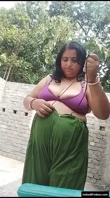 मोटी भाभी खुल्ले में बूब्स चूसती हुई अपनी चूत में उंगली डालती हुई देसी एमएमएस — screenshot 2