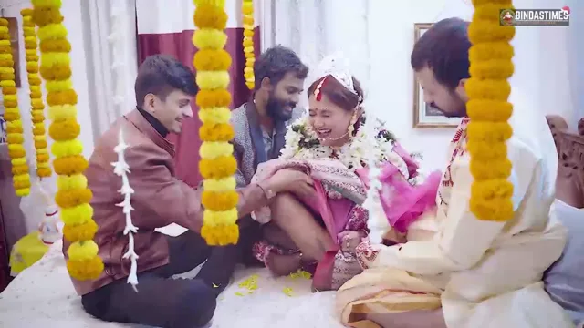 तीन भाई एक बीवी के साथ ग्रुप सुहागरात मनाते हिंदी बीएफ वीडियो — screenshot 2