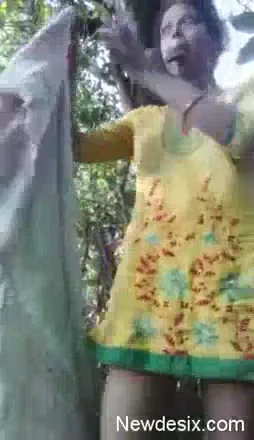 पति से फोन पर बात करते बीवी पड़ोसी से झाड़ियों में चुदाई करती देसी MMS — screenshot 1
