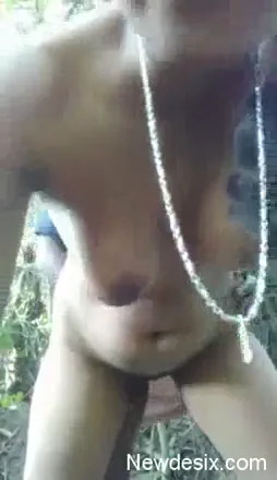 पति से फोन पर बात करते बीवी पड़ोसी से झाड़ियों में चुदाई करती देसी MMS — screenshot 7