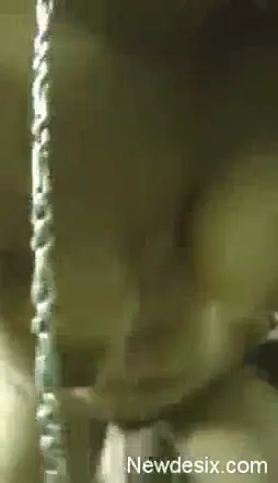 पति से फोन पर बात करते बीवी पड़ोसी से झाड़ियों में चुदाई करती देसी MMS — screenshot 9