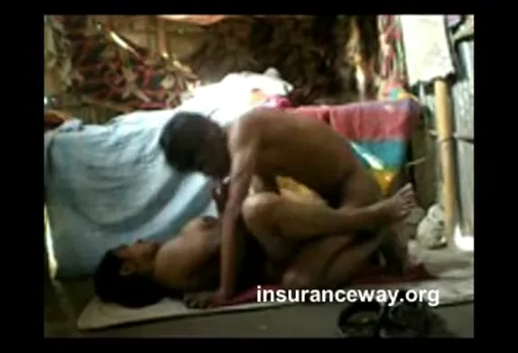 देहाती पति पत्नी की झोपड़ी में दोपहर की देसी चुदाई गांव की सेक्स वीडियो — screenshot 1