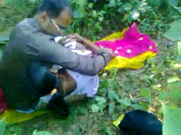 गाँव की रांड हँसते हँसते मोटा लंड ले गई देहाती चुदाई वीडियो — screenshot 1