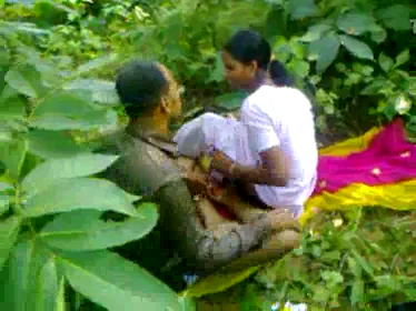 गाँव की रांड हँसते हँसते मोटा लंड ले गई देहाती चुदाई वीडियो — screenshot 3