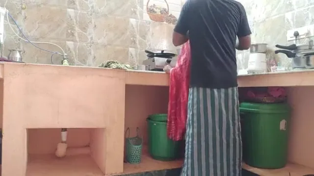 किचन में नौकर ने भाभी की गीली चूत जोरदार तरीके से चोदी देसी बीएफ वीडियो — screenshot 1