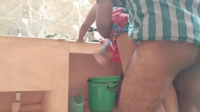 किचन में नौकर ने भाभी की गीली चूत जोरदार तरीके से चोदी देसी बीएफ वीडियो — screenshot 10