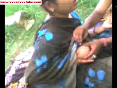 मामी की बड़ी चूंचियां दबाकर भांजे ने चूत में उंगली डाली हिंदी बीएफ — screenshot 4