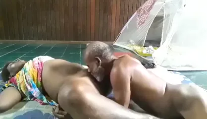 यूपी के मुस्लिम जुलाहा अंकल ने मोटी बहु की चूत चाटकर देसी सेक्स हिंदी बीएफ MMS बनाया — screenshot 2