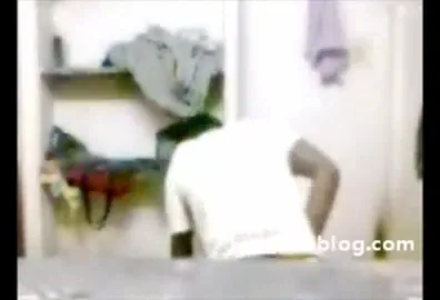मल्लू भाभी की साड़ी उतारकर पिज्जा बॉय ने चोदा मल्लू बीएफ वीडियो — screenshot 4