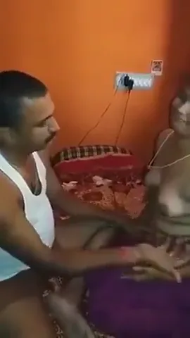 जीजा साली की गंदी किसिंग और चूत चुदाई बीवी ने फिल्माई वीडियो — screenshot 3