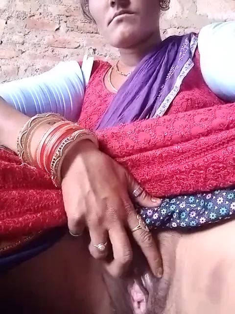 गाँव की देसी भाभी ने चूत खोल के दिखाई वीडियो
