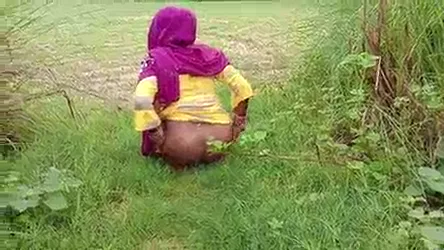 समधन जी की देहाती चूत खेत में बरसात चुदाई MMS वीडियो — screenshot 1