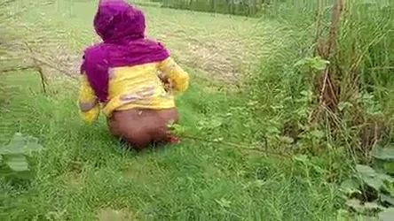 समधन जी की देहाती चूत खेत में बरसात चुदाई MMS वीडियो — screenshot 2
