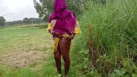समधन जी की देहाती चूत खेत में बरसात चुदाई MMS वीडियो — screenshot 3
