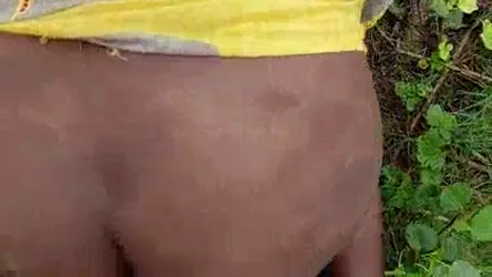 समधन जी की देहाती चूत खेत में बरसात चुदाई MMS वीडियो — screenshot 9