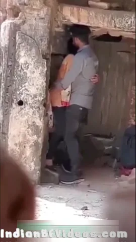 देसी गर्ल ने बॉयफ्रेंड से खंडर के अंदर चूत चुदवाई देसी एमएमएस वीडियो — screenshot 1