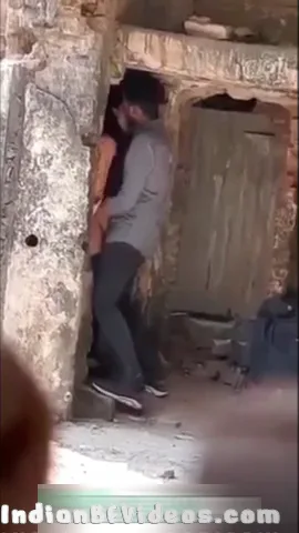 देसी गर्ल ने बॉयफ्रेंड से खंडर के अंदर चूत चुदवाई देसी एमएमएस वीडियो — screenshot 2