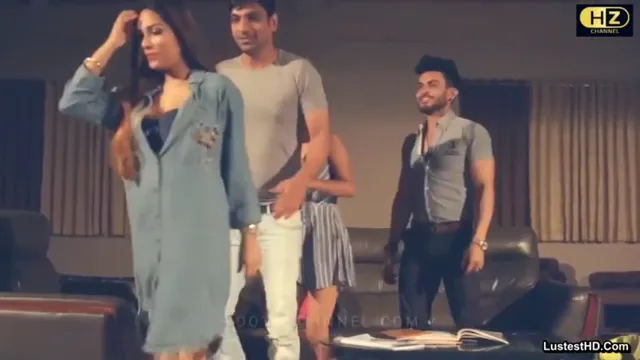देसी मैडम तीन स्टूडेंट्स के साथ फोरसम सेक्स करती हिंदी बीएफ वीडियो — screenshot 1