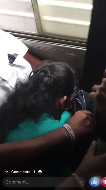 चलती बस में जवान लड़की अनजान अंकल का लंड चूसती देसी बीएफ — screenshot 3