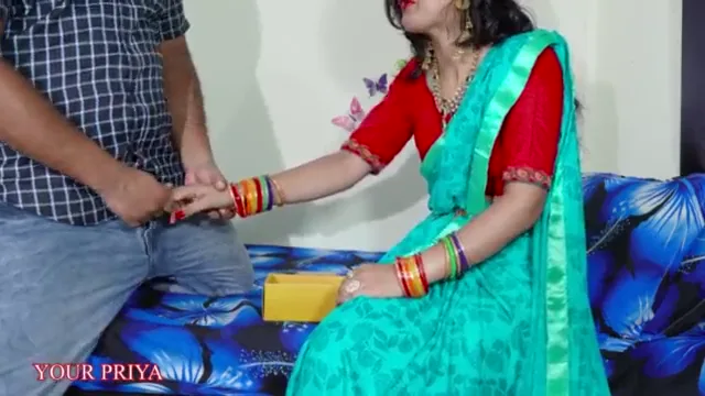 शादी से पहले मौसेरी बहन की गांड मारी हिंदी बीएफ वीडियो में मूत निकालते हुए — screenshot 1