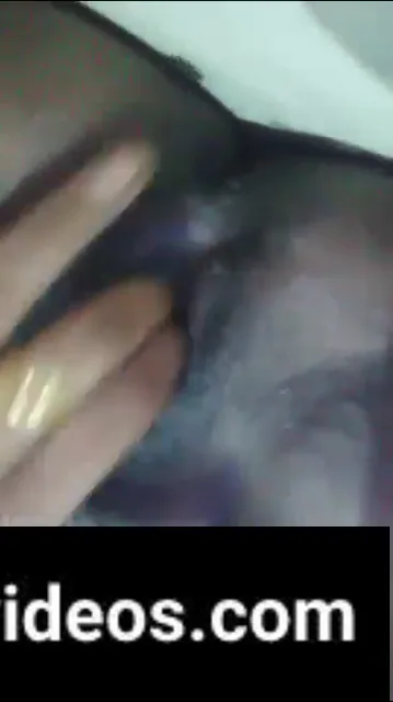 शादीशुदा औरत अपनी चूत में उंगली डालकर मस्ती करती हुई देसी बीएफ क्लिप — screenshot 2