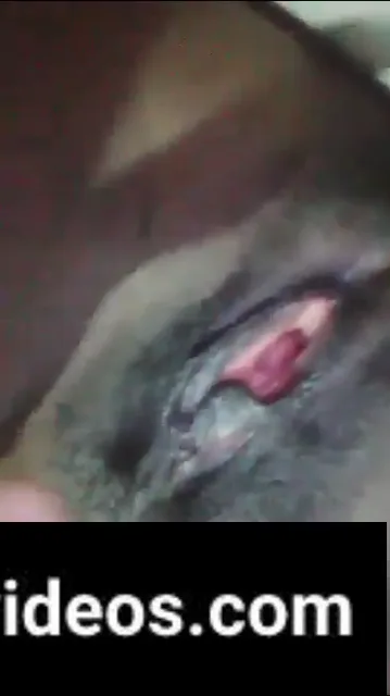 शादीशुदा औरत अपनी चूत में उंगली डालकर मस्ती करती हुई देसी बीएफ क्लिप — screenshot 3
