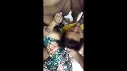 रंडी आंटी की चूत चार लंडों से शांत हुई देसी गैंगबैंग चुदाई — screenshot 9