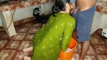पोंछा लगाती कामवाली बाई की मालिक ने जबरदस्त चुदाई की ब्लू फिल्म — screenshot 1