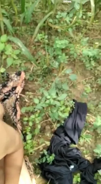 खूबसूरत गर्लफ्रेंड ने खेत में नंगे बदन चूसा बॉयफ्रेंड का मोटा लंड चूसने वाली क्लिप — screenshot 5