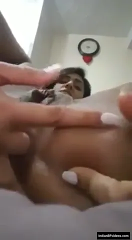 पाकिस्तानी सेक्सी लड़की चूत और गांड में उंगली डालकर मस्ती वीडियो — screenshot 4