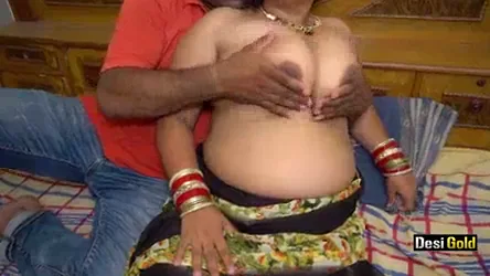 बीवी के बड़े बोब्स दबाकर पति ने की जोरदार डॉगी स्टाइल देहाती चुदाई — screenshot 2