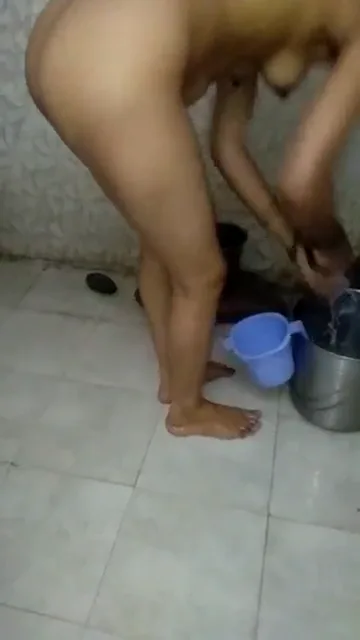 बीवी को नंगी नहाते हुए हिडन कैम से फिल्माया हिंदी ऑडियो बीएफ वीडियो — screenshot 9