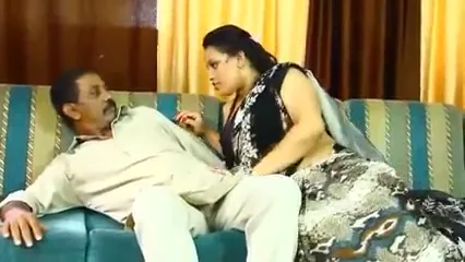 बूढ़े बाप ने भाभी की मोटी चूत में लंड डालकर देसी रोमांस किया वीडियो — screenshot 2