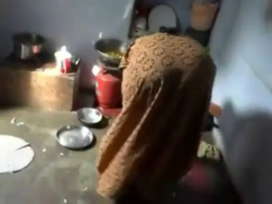 देसी घरेलु औरत की खड़े खड़े जोरदार चूत चुदाई और मस्त चोदाई का गांव वाली MMS — screenshot 1