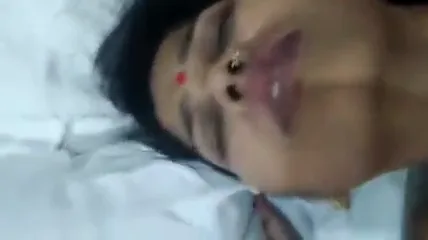 मराठी भाभी को गुजराती पड़ोसी ने होटल में पटा के चोदा देसी बीएफ — screenshot 5