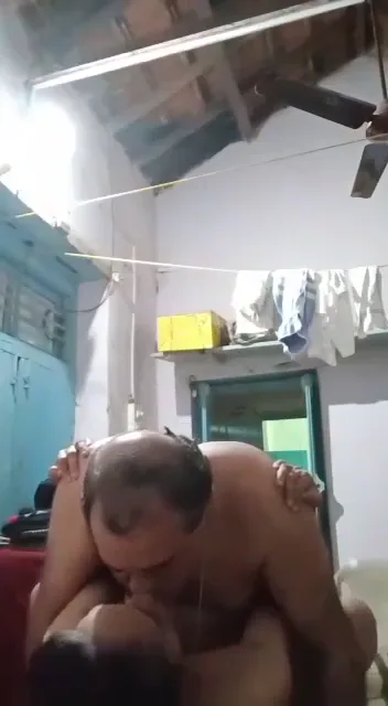 रंगीन गंजे टीचर और हॉट देसी आंटी की चोदाचोदी गांव वाली बीएफ वीडियो — screenshot 1