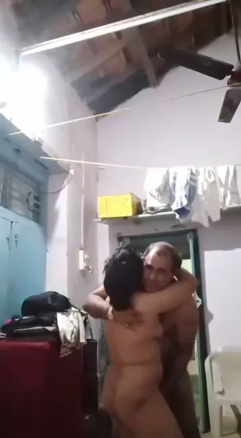 रंगीन गंजे टीचर और हॉट देसी आंटी की चोदाचोदी गांव वाली बीएफ वीडियो — screenshot 4