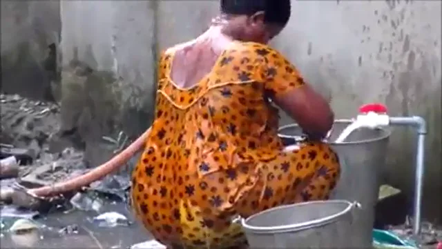 नहाती देसी भाभी का सेक्सी नंगा फिगर दिखाती ब्लू फिल्म वीडियो — screenshot 3