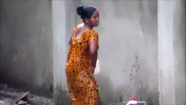 नहाती देसी भाभी का सेक्सी नंगा फिगर दिखाती ब्लू फिल्म वीडियो — screenshot 4