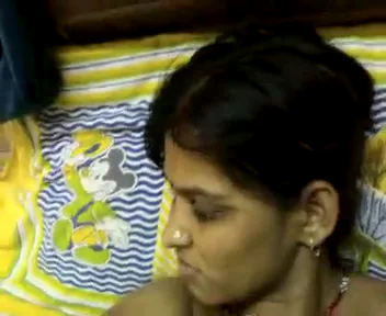 टीवी देखती बीवी से मूठ मरवाता पति की देसी चुदाई वीडियो — screenshot 4