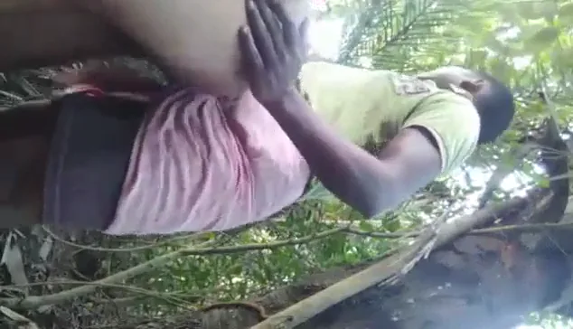 बंगाली दीदी पड़ोसी लड़के से चूत चुदाई कराती देसी सेक्स वीडियो — screenshot 8